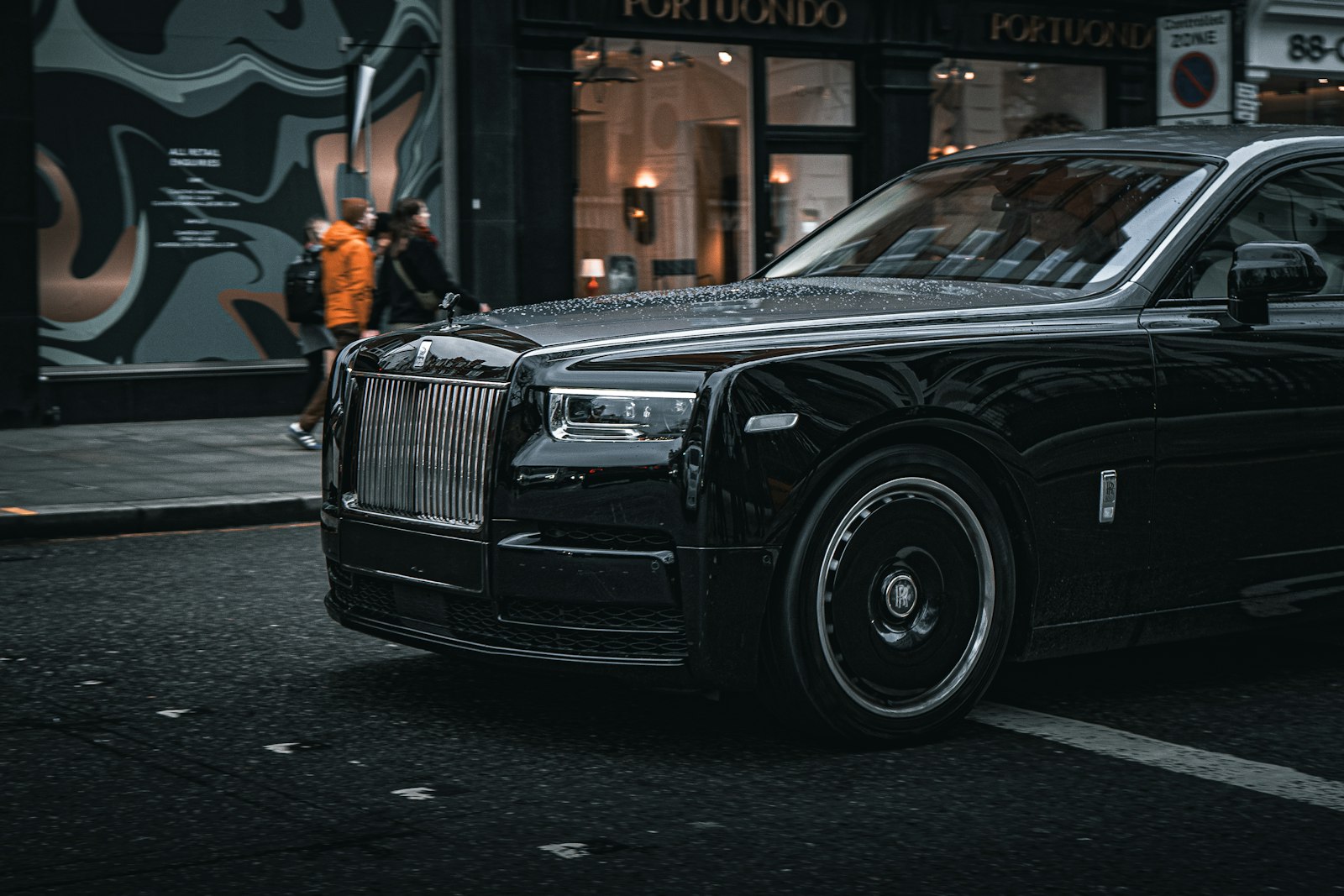 Black Rolls-Royce Phantom